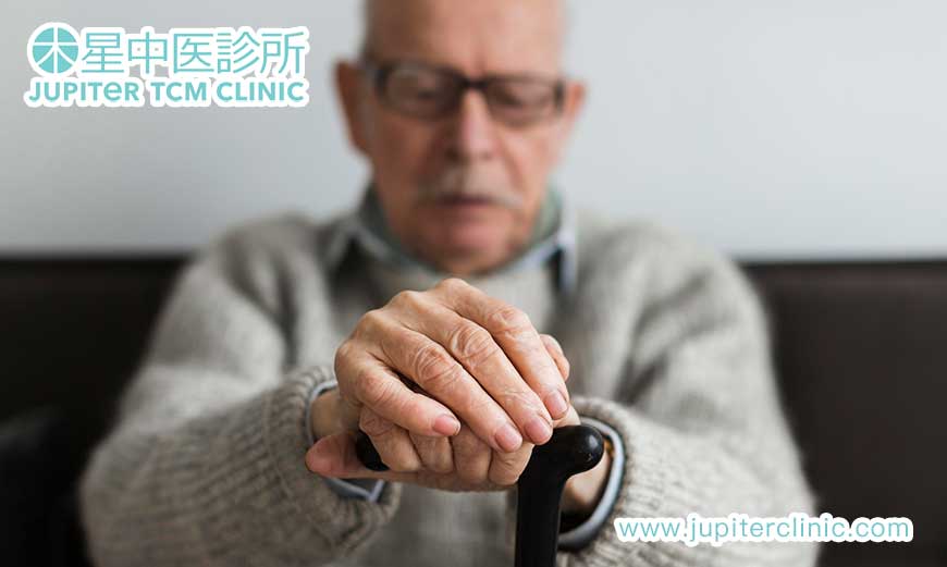 帕金森「手抖」改善！中醫「補腎息風」針灸，調養神經，減緩症狀，維持生活品質！