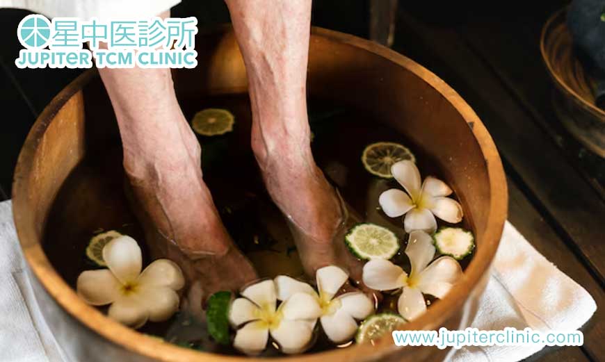 泡腳也能治病？中醫告訴你這 4 種泡腳方的神奇功效！